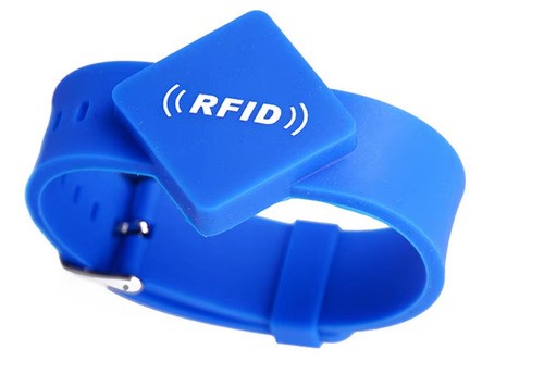 Pulsera de silicona RFID impermeable de 125 kHz para control de acceso a parques acuáticos, gimnasios y hoteles.