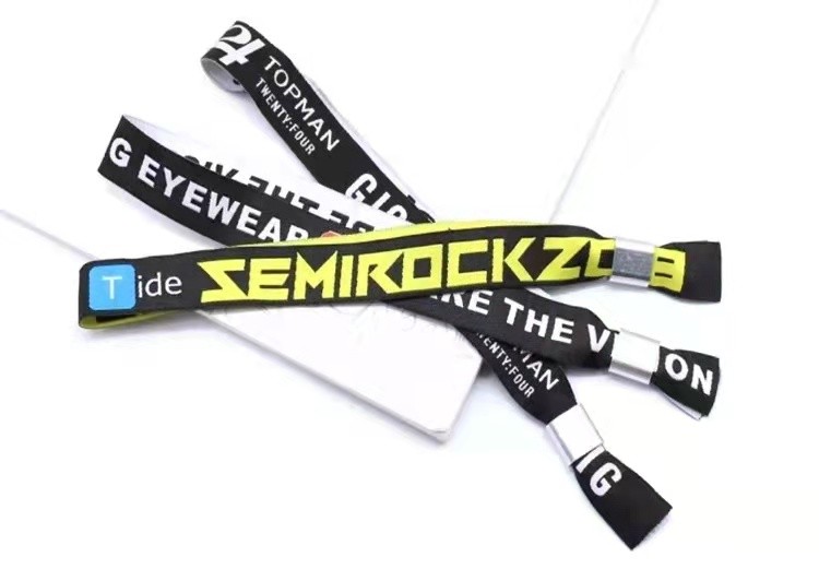 Pulseras de tela de poliéster con diseño personalizado para festivales y eventos.