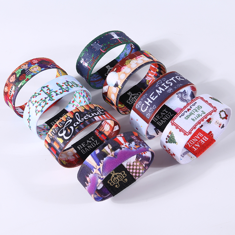 Pulseras elásticas de poliéster personalizadas al por mayor de fábrica, pulseras elásticas de sublimación de tela con etiqueta tejida