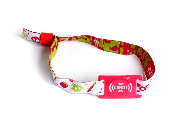 Pulsera RFID NFC de tejido de 13,56 MHz con impresión personalizada para entradas de eventos y festivales.