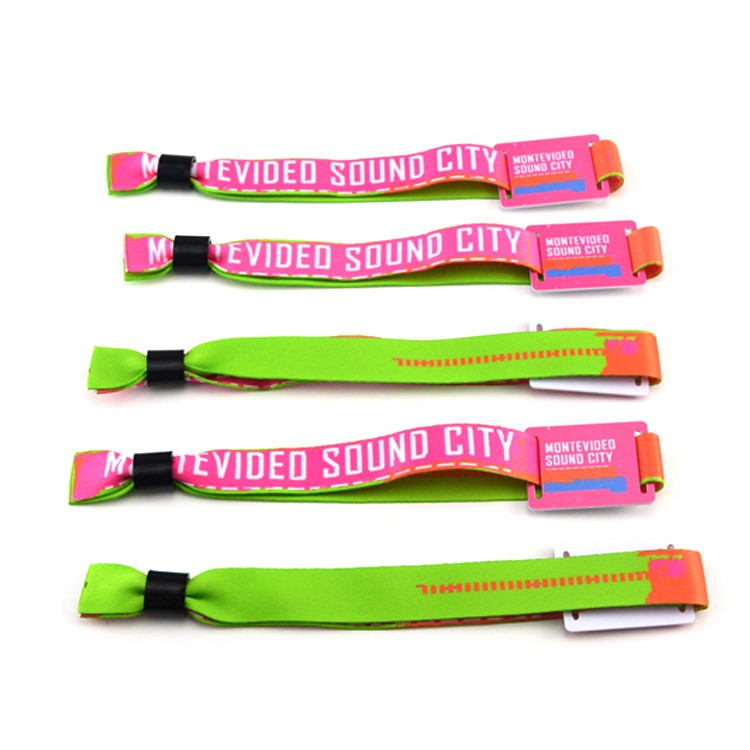 Pulsera tejida para eventos con código QR y NFC