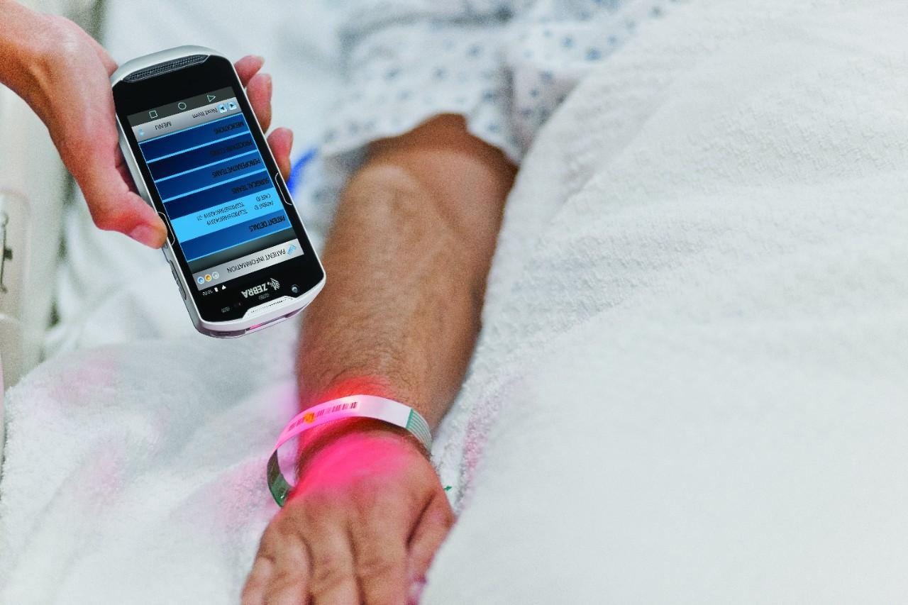 ¿Cuál es el papel principal de la RFID en el campo médico?