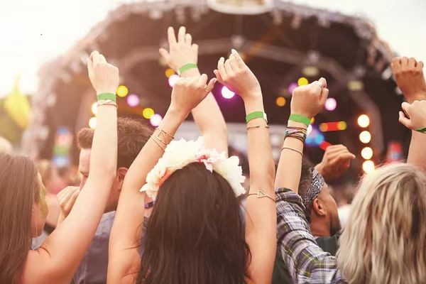 ¿Por qué los jóvenes están cada vez más interesados ​​en los festivales de música que ofrecen pulseras RFID?