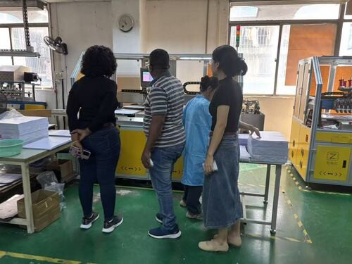El cliente clave de África valora altamente nuestra fábrica de tarjetas inteligentes RFID y realiza un pedido