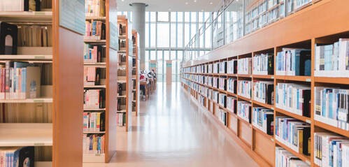Consiga préstamos y devoluciones instantáneos e inventario sin errores con etiquetas de biblioteca RFID UHF