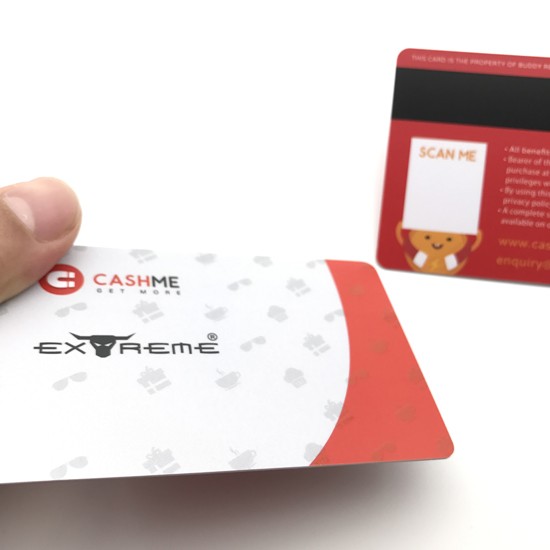 Tarjeta de fidelización con impresión offset y barniz UV