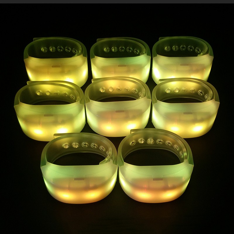 Pulsera LED con control remoto RFID intermitente de 2,4 G
