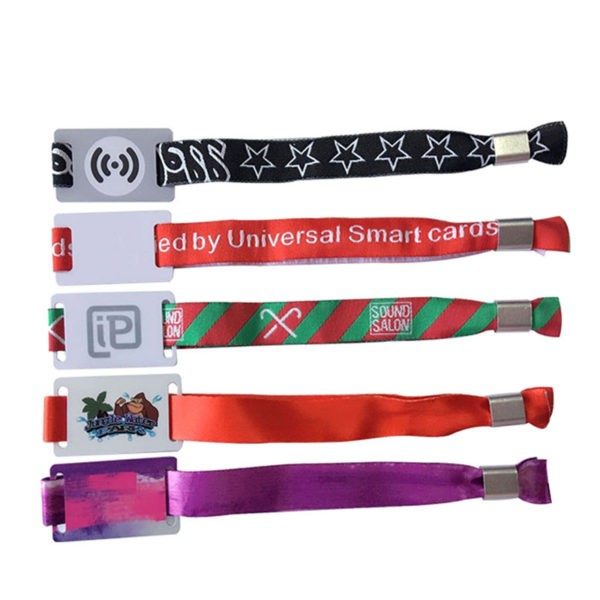 Pulsera RFID NFC de tejido de 13,56 MHz con impresión personalizada para entradas de eventos y festivales.