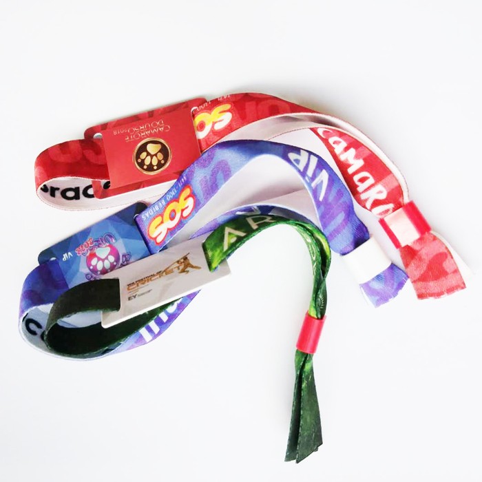 Pulsera RFID NFC de tejido de 13,56 MHz con impresión personalizada para entradas de eventos y festivales.