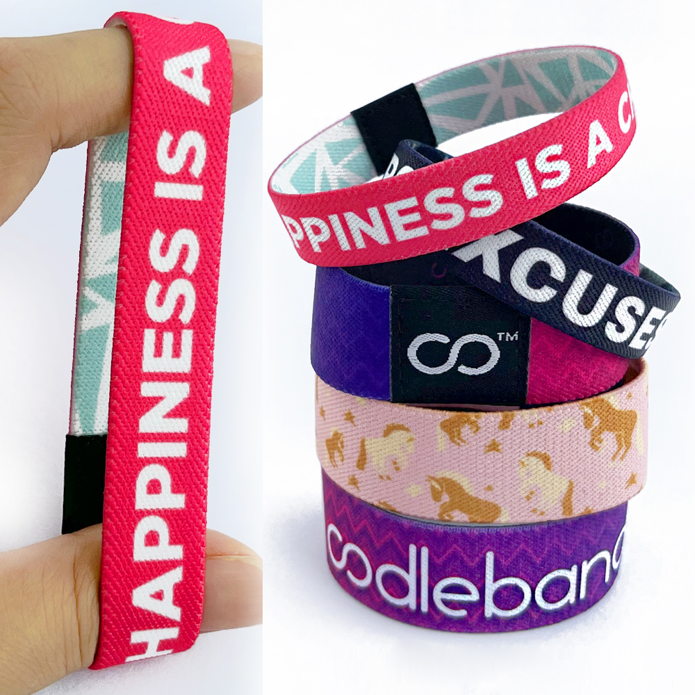 Pulseras elásticas de poliéster personalizadas al por mayor de fábrica, pulseras elásticas de sublimación de tela con etiqueta tejida