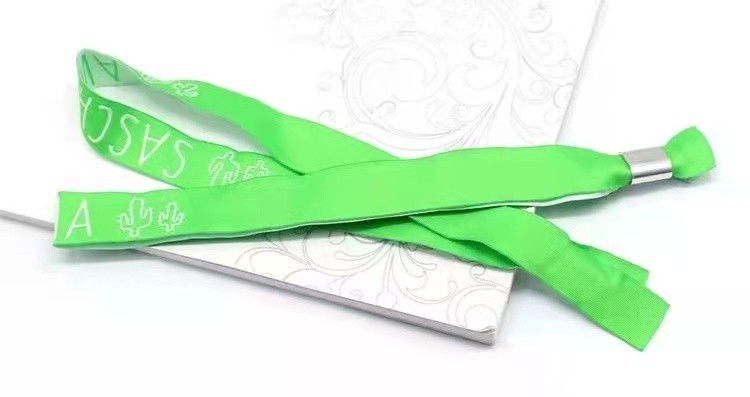 Pulseras de tela de poliéster con diseño personalizado para festivales y eventos.