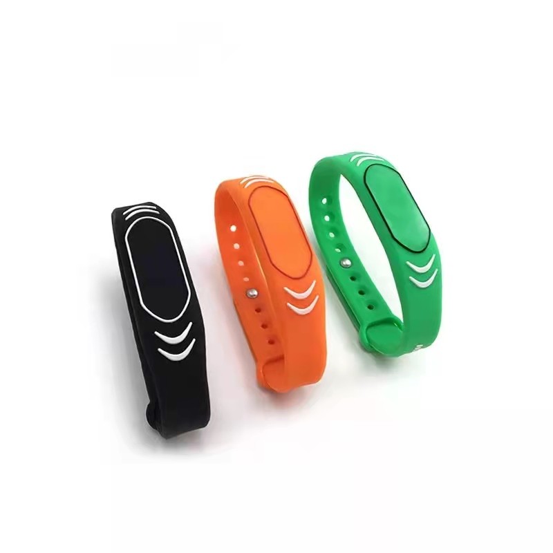 Pulsera inteligente de silicona con tecnología RFID de 13,56 MHz y NFC resistente al agua para club deportivo.