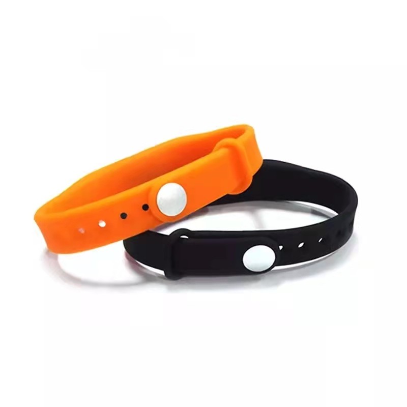 Pulsera inteligente de silicona con tecnología RFID de 13,56 MHz y NFC resistente al agua para club deportivo.