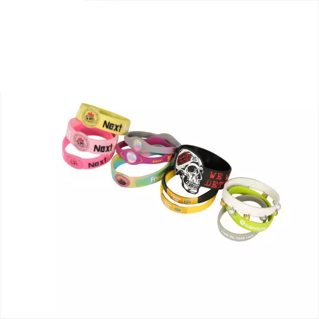 Pulseras de silicona con logotipo personalizado y banda de goma decorativa. Pulseras de silicona RFID.