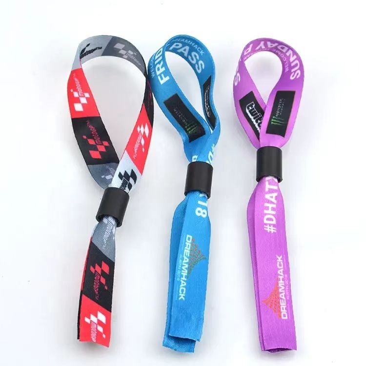 Pulsera de plástico ajustable y ecológica con clip para fiestas y fiestas. Pulseras tejidas personalizadas.