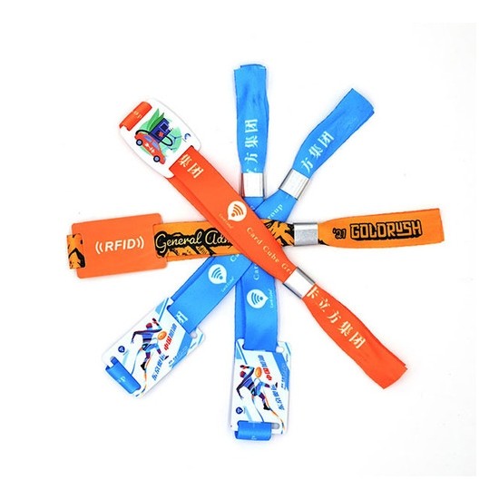 Pulseras tejidas con tarjeta RFID de PVC, diseño ajustable para un ajuste seguro y cómodo en eventos.