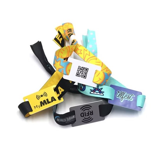 Pulseras tejidas con tarjeta RFID de PVC, diseño ajustable para un ajuste seguro y cómodo en eventos.