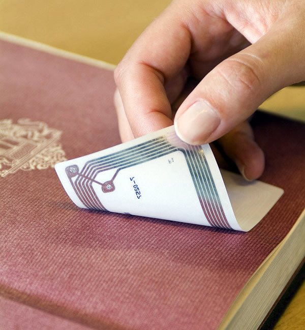 Desbloqueando estanterías: Cómo la tecnología RFID está revolucionando las bibliotecas modernas