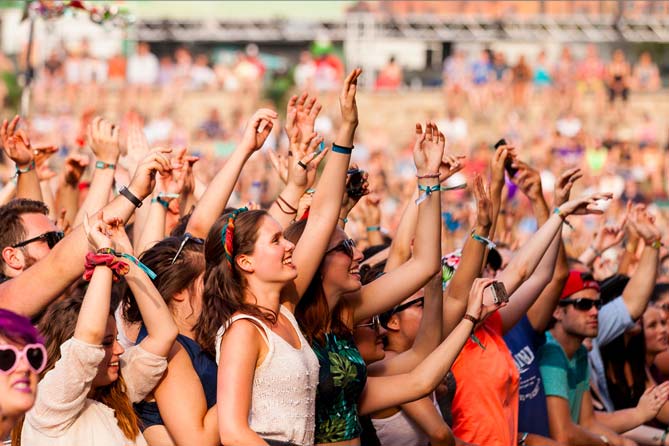 ¿Cómo las pulseras RFID están redefiniendo los ecosistemas de los festivales de música?