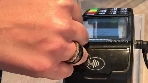 Banco de Australia para empujar anillo inteligente RFID primero