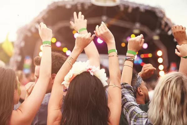 ¿Por qué los jóvenes están cada vez más interesados ​​en los festivales de música que ofrecen pulseras RFID?
    