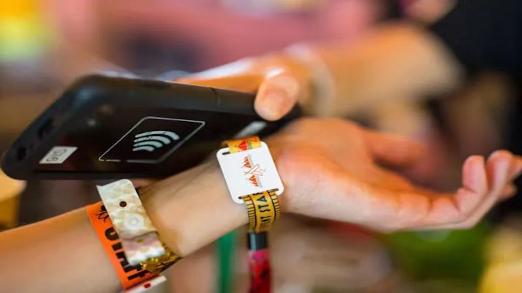 ¿Qué es una pulsera sin efectivo?